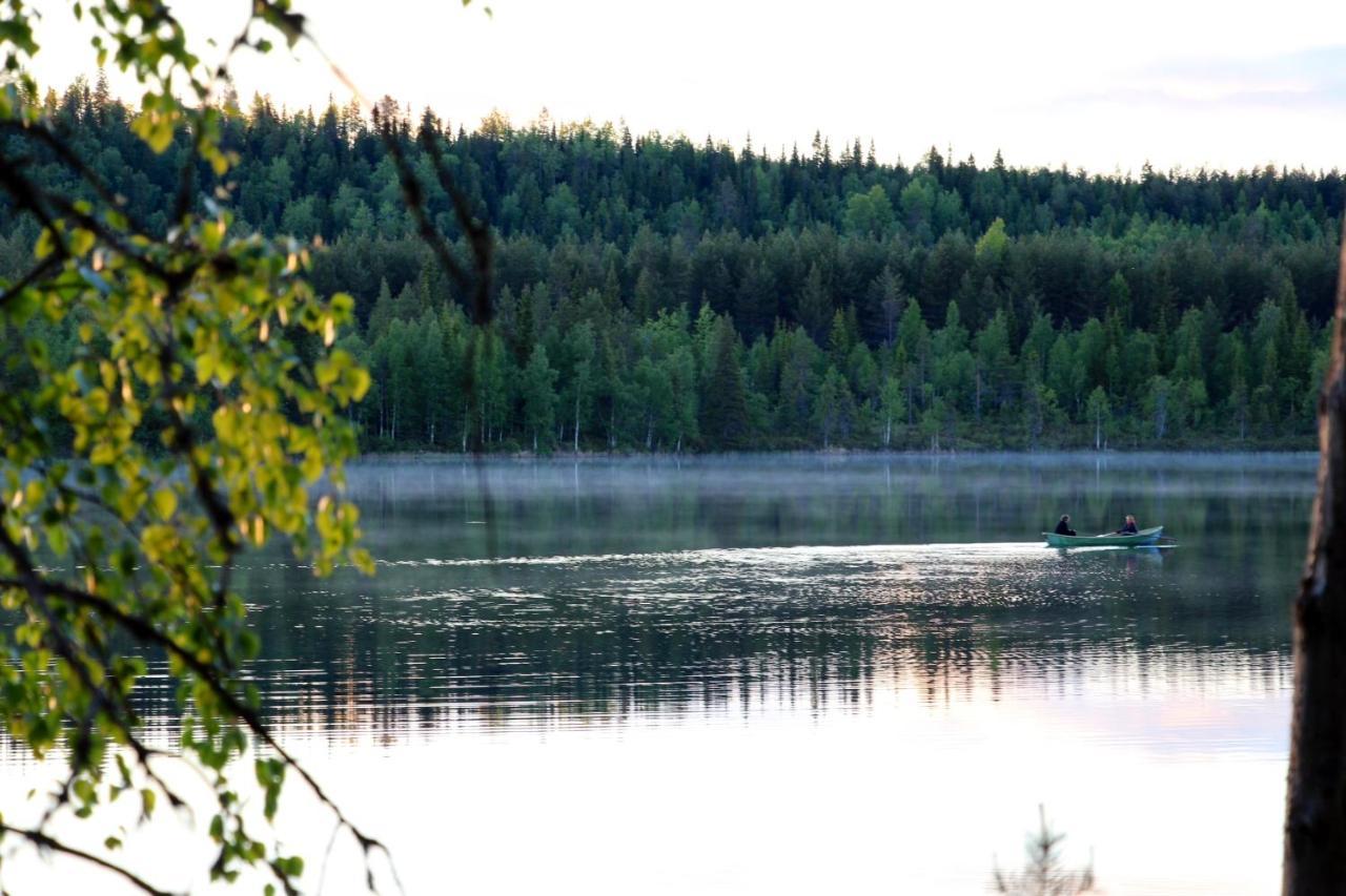 Isokenkaisten Klubi - Wilderness Lodge Kiviperä Exteriör bild